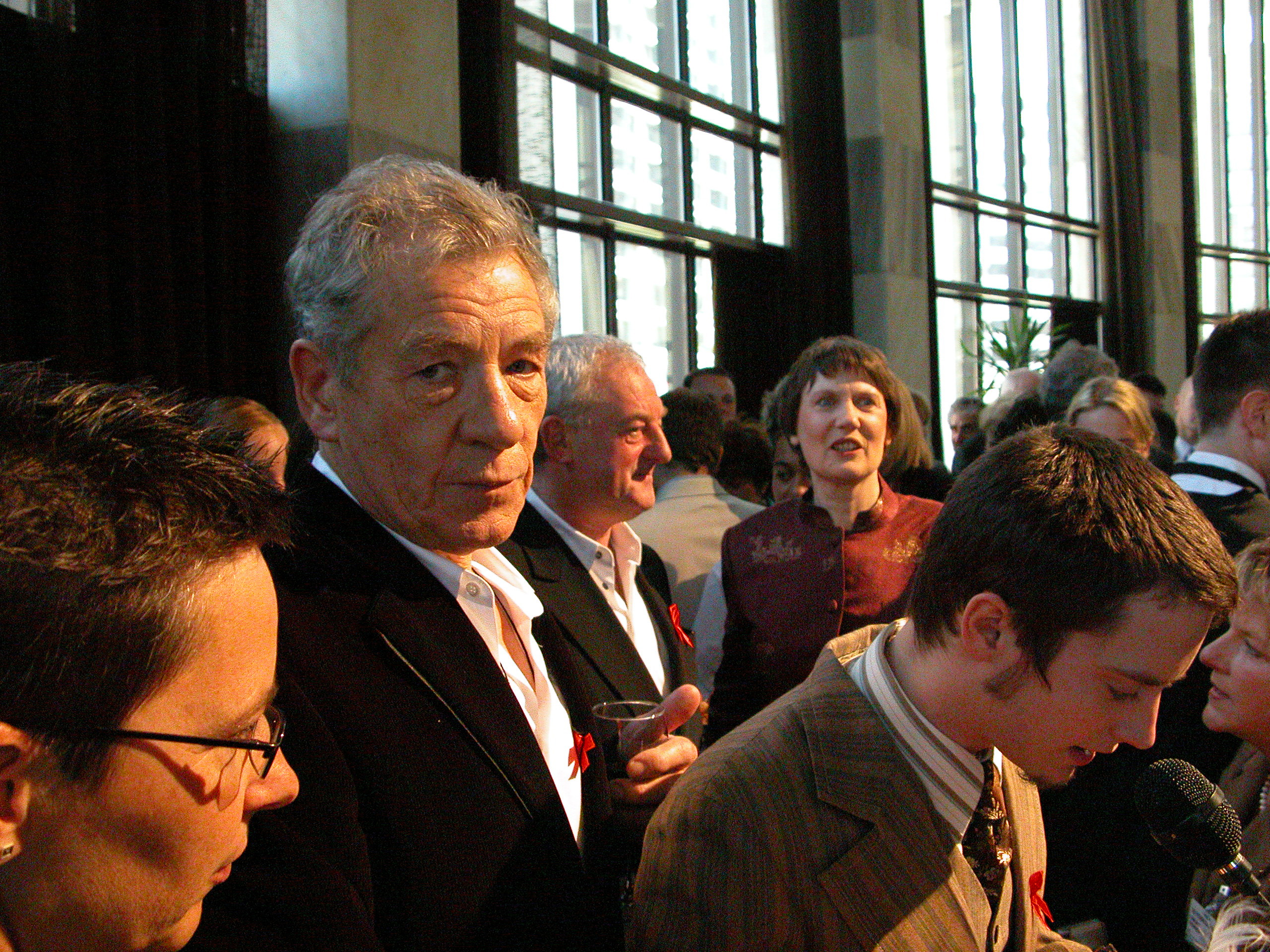 2003: Wellington, NZ, Parliament. Ian McKellen, Bernard Hill, Prime Minister Helen Clark, Elijah Wood